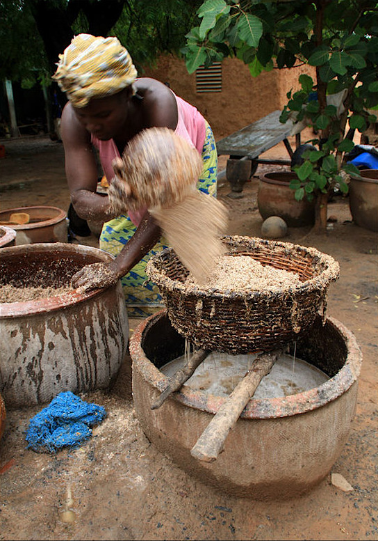 Filtration of the wort and removal of the spent grain ( Photo Alexandre Magot)